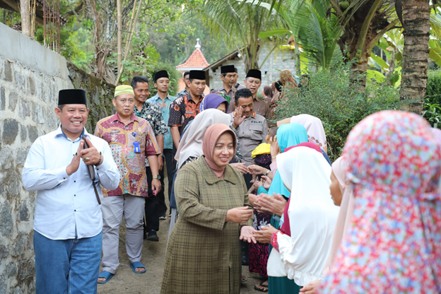 Bupati Kunjungi Keluarga Korban KDRT di Desa Sukowuwuh  