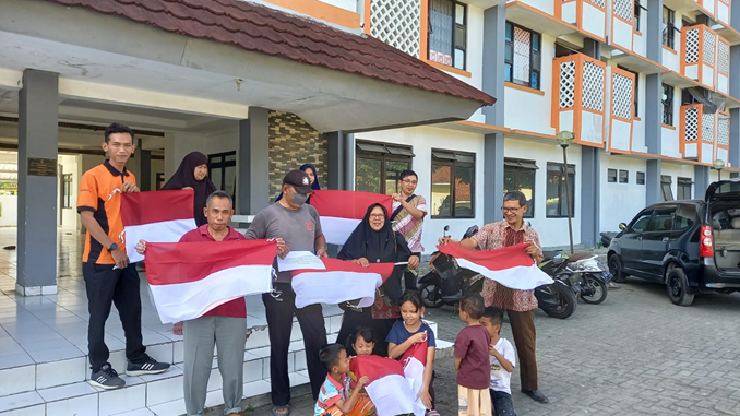 Pembagian Bendera dari DINPERKIMTAN Kabupaten Purworejo kepada Warga Masyarakat