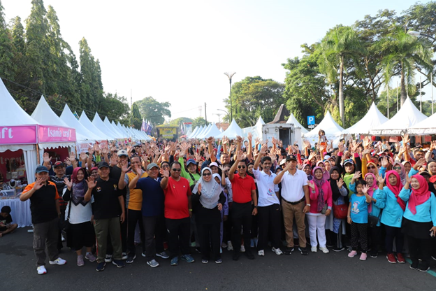 Ikuti Jalan Sehat, Bupati Bagikan Doorprize dan Berinteraksi dengan Anak-anak TK-Paud