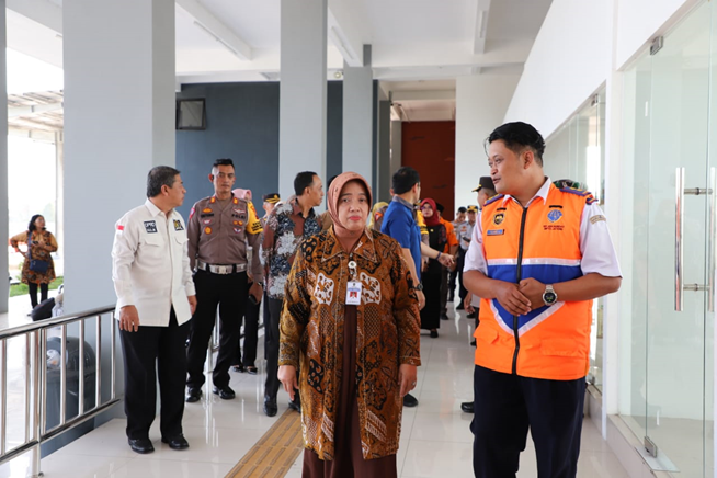 Bupati Purworejo Yuli Hastuti Menemui Pemudik Gratis Yang Akan Pulang Ke Purworejo