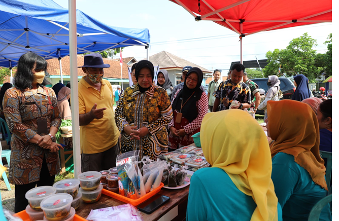 Bupati Purworejo Hj Yuli Hastuti SH menyerahkan bingkisan Hari Raya Idul Fitri bagi 100 warga disabilitas