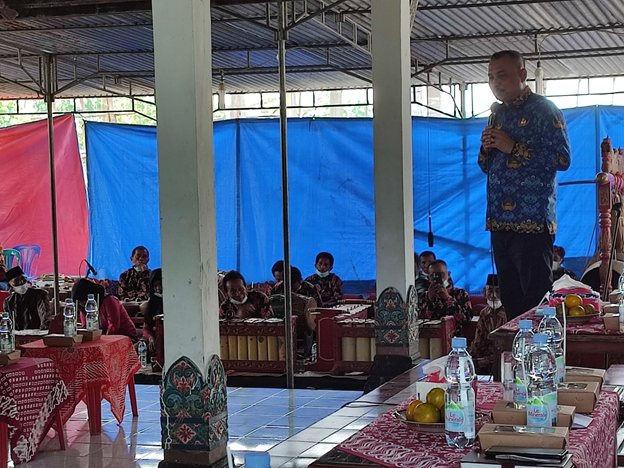 Mengikuti Kunjungan Kerja Bupati Tilik Desa